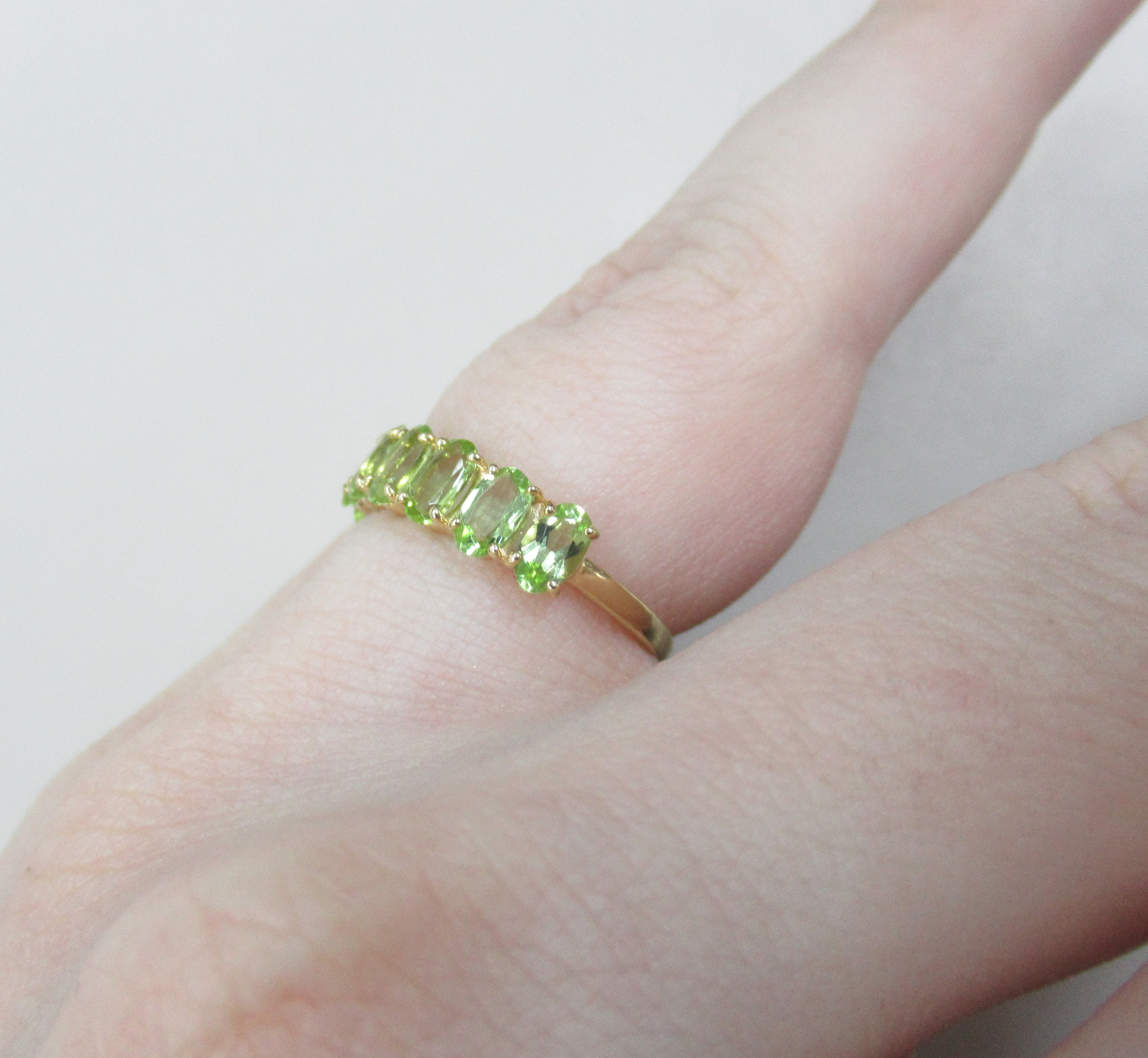 Серебряное кольцо с хризолитами